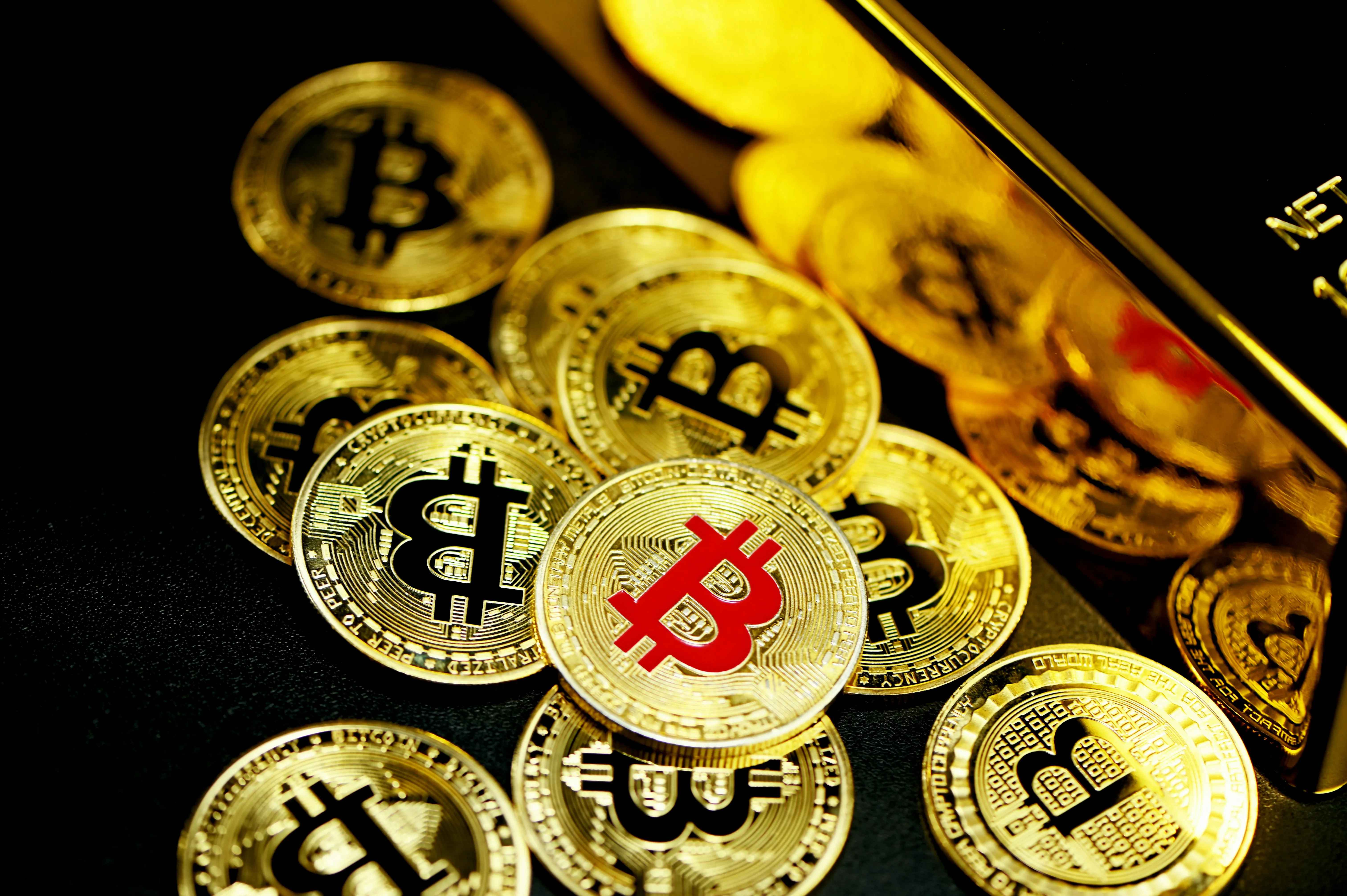 Màn hình Nổ Hũ hiển thị chiến thắng Jackpot lớn với tiền vàng bay